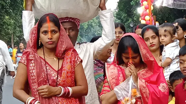 छठ पूजा में नाक से सिर तक खींचकर नारंगी सिंदूर लगाती हैं महिलाएं, क्या है इसका कारण ?