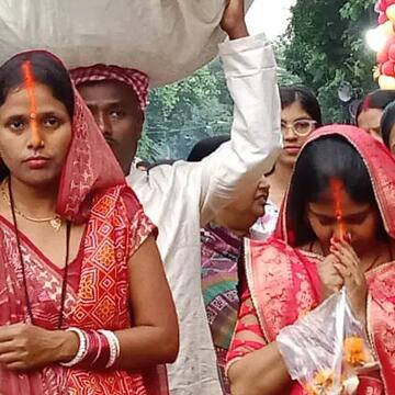 छठ पूजा में नाक से सिर तक खींचकर नारंगी सिंदूर लगाती हैं महिलाएं, क्या है इसका कारण ?