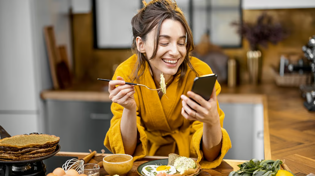 खाने के तुरंत बाद लेट जाते हैं? क्या आप जानते हैं कि यह आपके शरीर पर क्या असर डालता है?