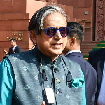 कांग्रेस सांसद थरूर को 'वीर सावरकर पुरस्कार' मिलने की जानकारी नहीं