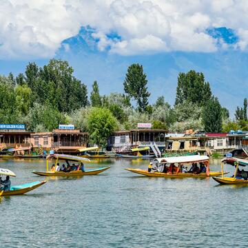 सिर्फ शिकारा ही नहीं श्रीनगर के झेलम और डल झील में जल्द ही कर सकेंगे वाटर मेट्रो की भी सवारी