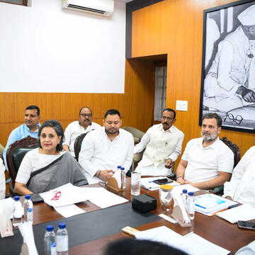 संसद सत्र से पहले विपक्ष का ‘रणनीति वार’: खड़गे के घर जुटे फ्लोर लीडर, सरकार को घेरने की तैयारी तेज