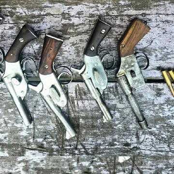 चुनाव से पहले राजाबाजार में हथियार बरामद, STF की कार्रवाई में 6 सिंगल-शॉटर और 14 कारतूस मिले