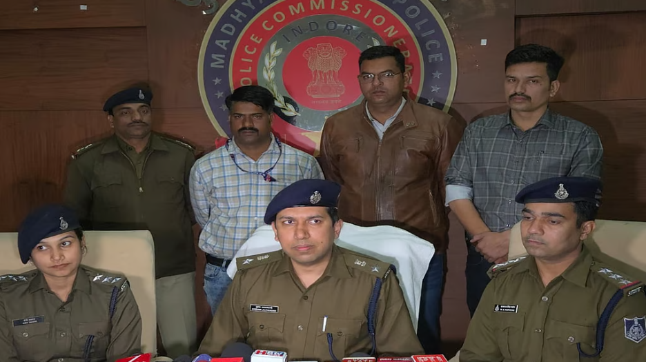 नौकरी जाने के बाद सोने के गहनों की चोरी का आरोप, युवती समेत दो पुलिस के शिकंजे में