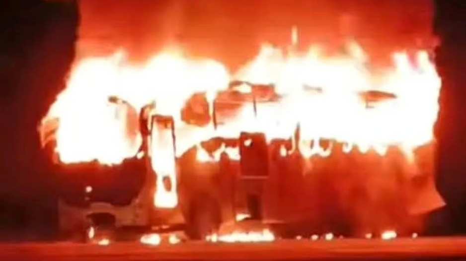 राजस्थान के एक्सप्रेसवे पर हादसा, ट्रेलर में आग लगने से चालक की जलकर मौत, एक गंभीर रूप से घायल