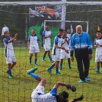 सिक्किम में पीएम मोदी ने बच्चों संग खेला फुटबॉल, 50वीं वर्षगांठ समारोह में शामिल