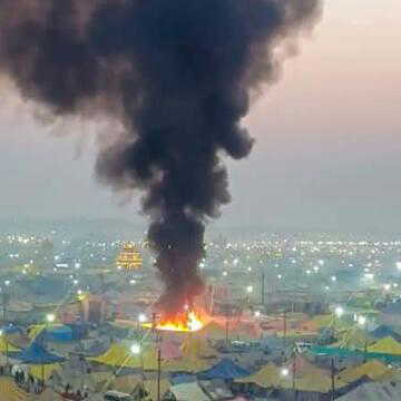 प्रयागराज के माघ मेला में लगी भीषण आग, जलकर राख हुआ शिविर