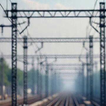 मुंबई मनमाड रेलवे स्टेशन पर हाई वोल्टेज ड्रामा, युवक तारों पर लटका