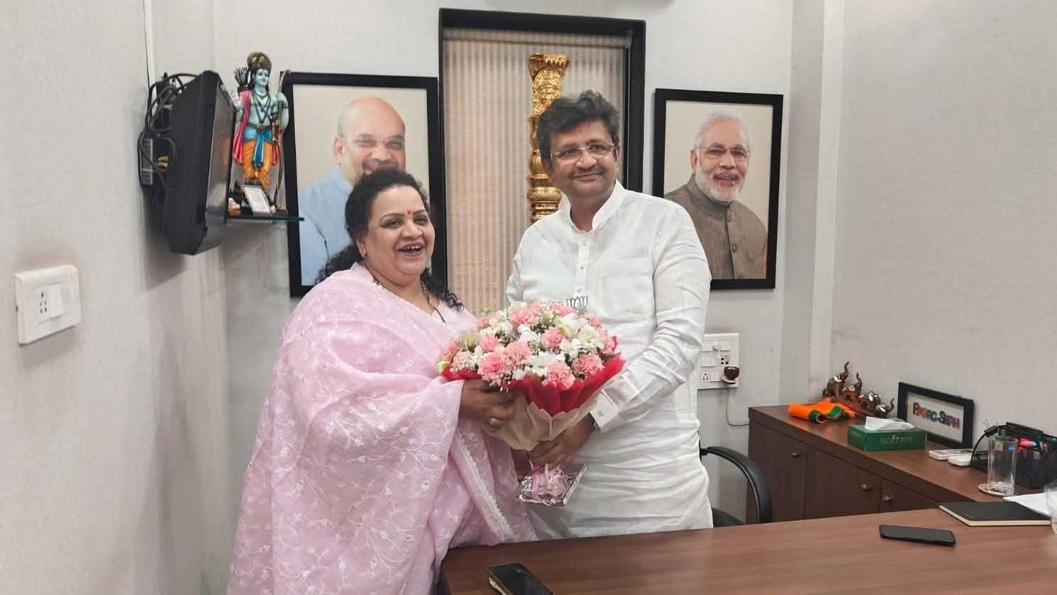 शरद पवार गुट की नेता राखी जाधव ने थामा बीजेपी का दामन