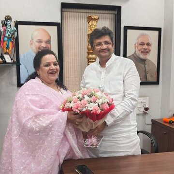 शरद पवार गुट की नेता राखी जाधव ने थामा बीजेपी का दामन