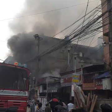 बी. बी. गांगुली स्ट्रीट पर लगातार कई दुकानों में आग, धुएं से ढका पूरा इलाका, इलाके में भारी अफरा-तफरी