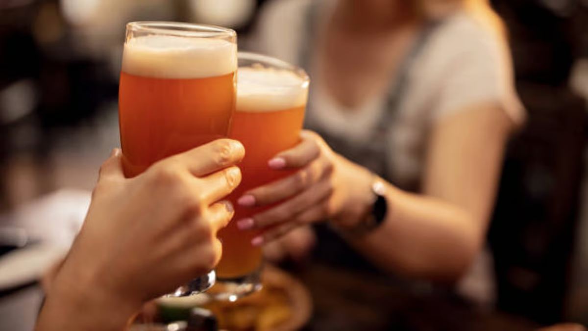 पूजा के पांचों दिन शराब पीने का है प्लान? त्योहारों के मौसम में सेहत कैसे ठीक रखेंगे?