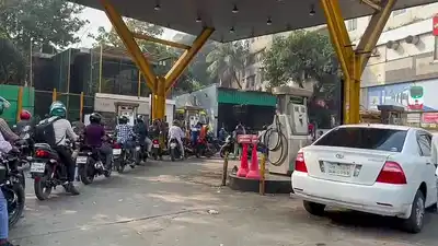 बांग्लादेश में ईंधन संकट के बीच बड़ी कार्रवाई, 24 घंटे में 87,700 लीटर अवैध तेल जब्त