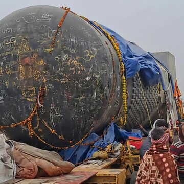 कहीं पुल टूट तो नहीं जाएगा? चेकपोस्ट पर अटक गई दुनिया के सबसे बड़े शिवलिंग की यात्रा