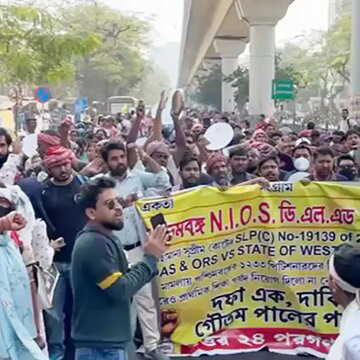 बेरोजगार भत्ता दिया जा रहा है लेकिन नौकरी नहीं! प्राथमिक शिक्षक अभ्यर्थियों ने थाली बजाकर जताया विरोध