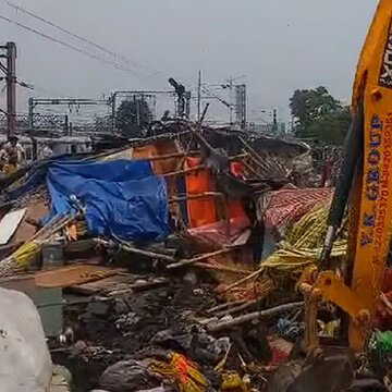 टिकियापाड़ा में रेलवे की जमीन पर चला बुलडोजर, तोड़ी गयी 'अवैध' झोपड़ी और दुकान