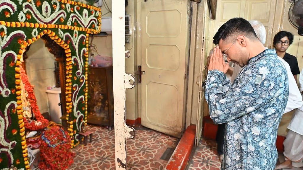 ‘रोशनी का त्योहार हर घर में...’, लेक कालीबाड़ी में काली का दर्शन कर अभिषेक ने क्या कहा ?