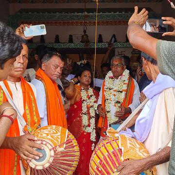 मंत्री बनने के बाद पहली बार पत्नी के साथ अपने गांव पहुंचे दिलीप घोष, गर्मजोशी से हुआ स्वागत