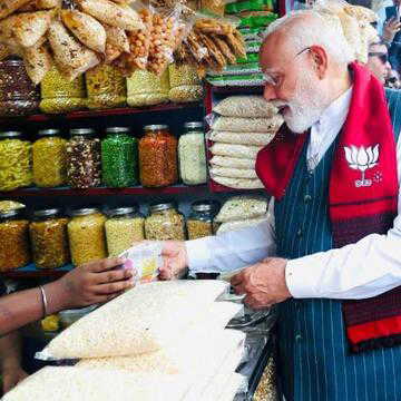 चुनावी रैली के बाद PM मोदी का छोटा सा 'झालमुड़ी ब्रेक', कितने की खरीदी झालमुड़ी? देखें Video