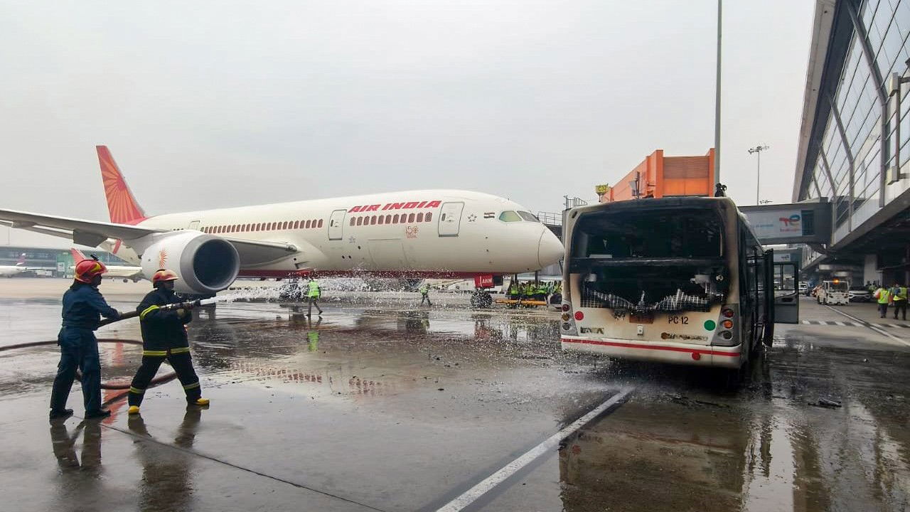 दिल्ली हवाईअड्डे के टर्मिनल 3 पर एयर इंडिया की बस में आग