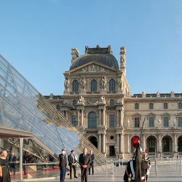 पेरिस के लौवर म्यूज़ियम में चोरी, संग्रहालय बंद किया गया, मचा हड़कंप