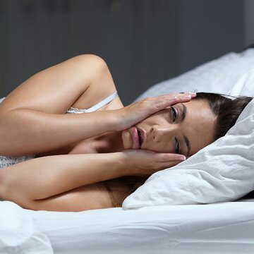 मोबाइल, चाय या तनाव? नींद उड़ाने वाली ये 7 आदतें तुरंत पहचानें