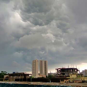 बेमौसम बरसात ने बदला कोलकाता का मिजाज, तापमान लुढ़का 20 डिग्री से नीचे, कैसे रहेगा दिनभर मौसम?