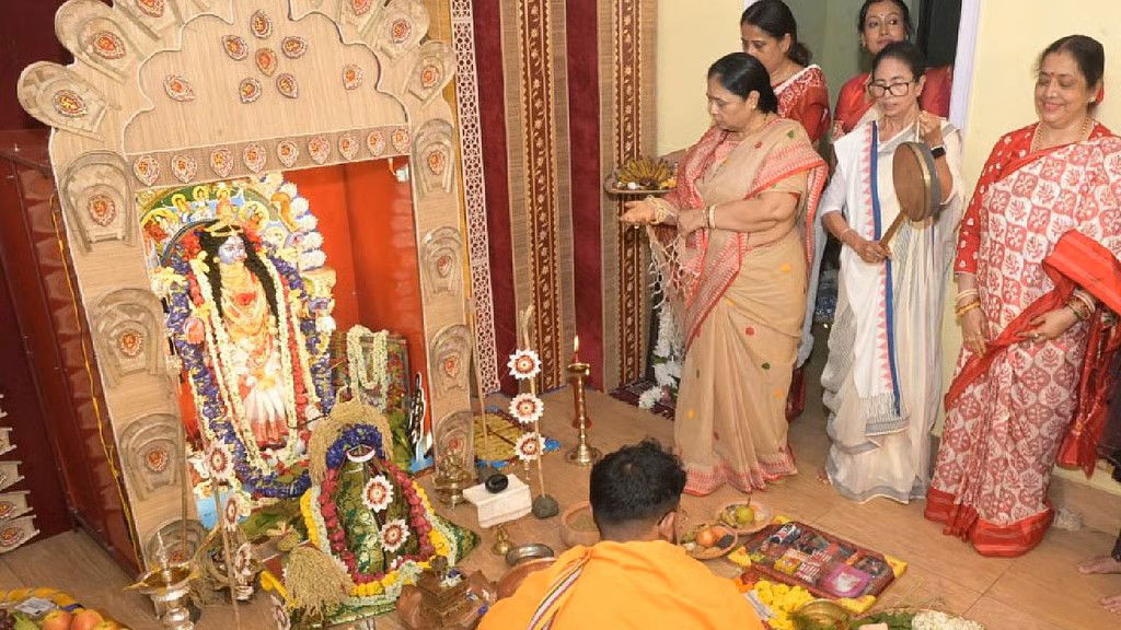 भोग बनाने से लेकर मेहमानों का सत्कार तक, घर की कालीपूजा में व्यस्त रहीं ममता