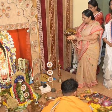 भोग बनाने से लेकर मेहमानों का सत्कार तक, घर की कालीपूजा में व्यस्त रहीं ममता