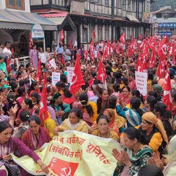 शिमला में सैकड़ों महिला कर्मियों का प्रदर्शन, 12 माह वेतन और सामाजिक सुरक्षा लाभ की उठी मांग