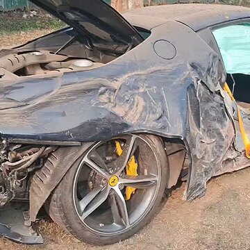 रेसकोर्स के सामने फरारी का कहर: दो सफाईकर्मियों समेत चार लोग गंभीर रूप से घायल