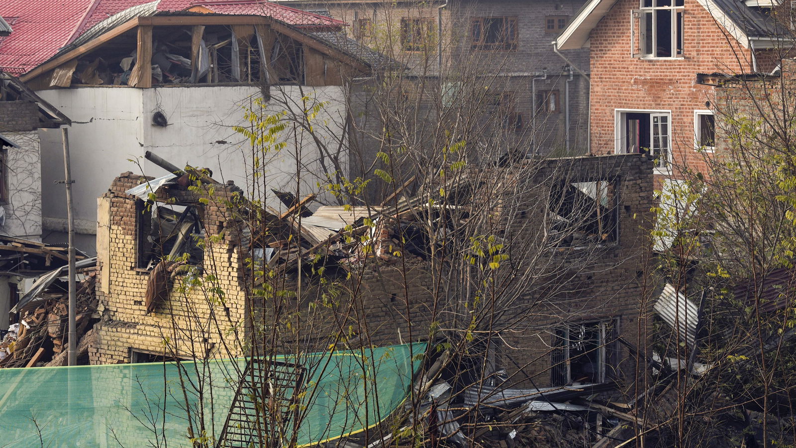 जम्मू-कश्मीर: नौगाम थाना विस्फोट स्थल को जांच के लिए FSL ने सील किया