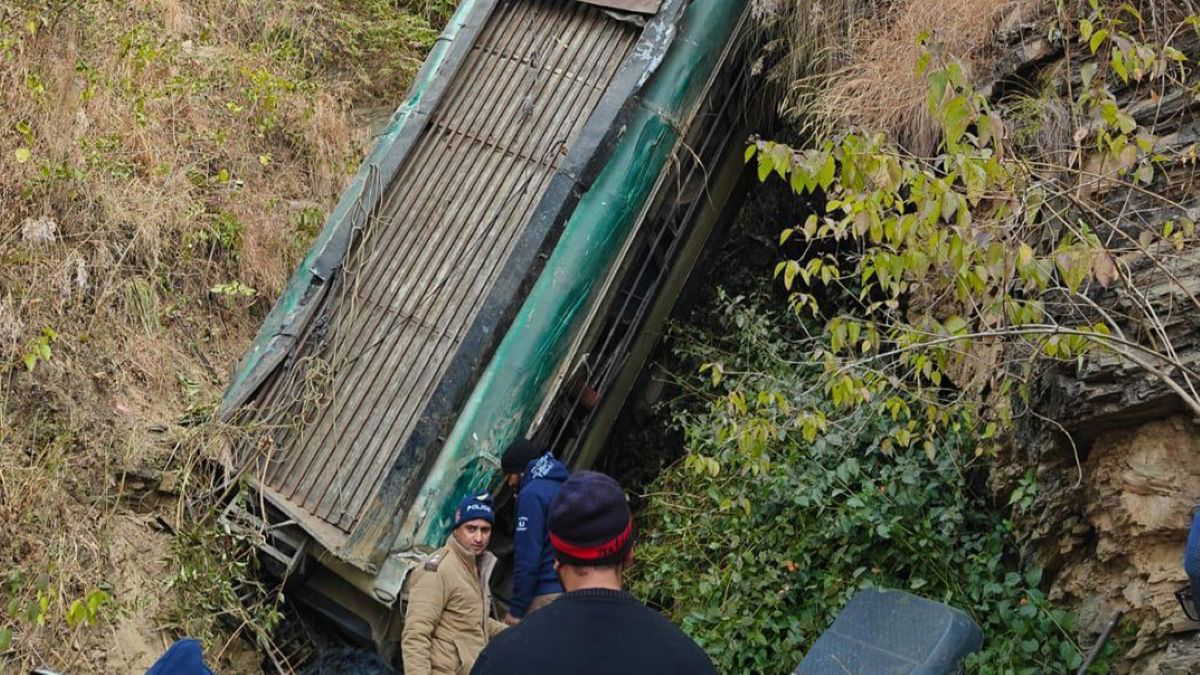 उत्तराखंड के अल्मोड़ा में बस हादसा: खाई में गिरने से 7 की मौत, 12 घायल