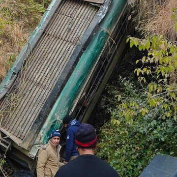 उत्तराखंड के अल्मोड़ा में बस हादसा: खाई में गिरने से 7 की मौत, 12 घायल