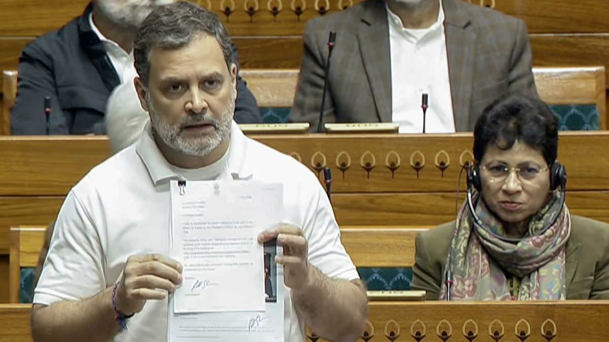 चीन–लद्दाख संदर्भ पर राहुल गांधी के अड़े रहने से बढ़ा विवाद, आसन की ओर काग़ज़ फेंकने के आरोप में लोकसभा से विपक्ष के 8 सांसद निलंबित