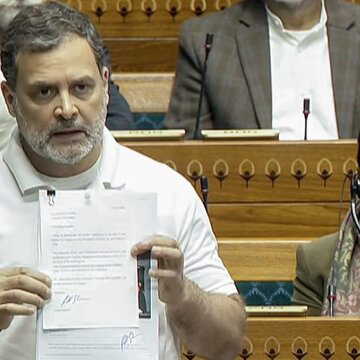 चीन–लद्दाख संदर्भ पर राहुल गांधी के अड़े रहने से बढ़ा विवाद, आसन की ओर काग़ज़ फेंकने के आरोप में लोकसभा से विपक्ष के 8 सांसद निलंबित