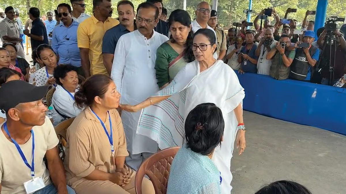 बाढ़-भूस्खलन में मृतकों के परिवारों से मिलने पहुंची मुख्यमंत्री, दिया साथ खड़े रहने का आश्वासन