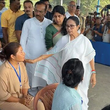 बाढ़-भूस्खलन में मृतकों के परिवारों से मिलने पहुंची मुख्यमंत्री, दिया साथ खड़े रहने का आश्वासन