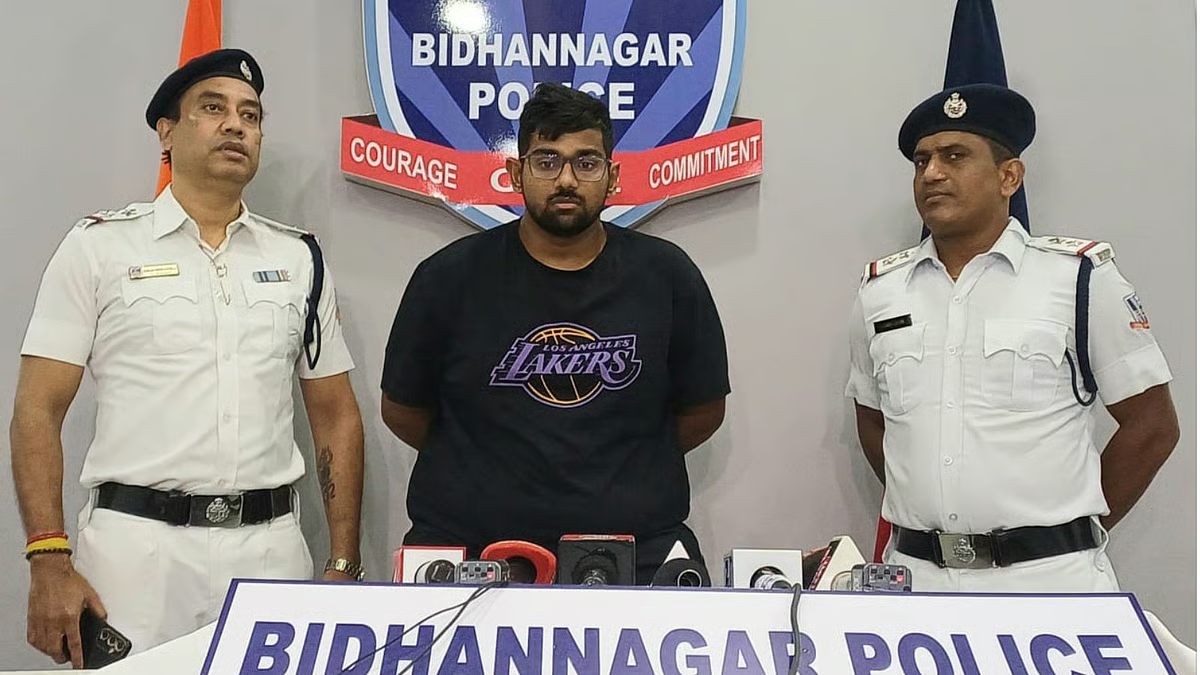 कई फर्जी आधार कार्ड बनाकर धोखाधड़ी करने के आरोप में साल्ट लेक से युवक गिरफ्तार