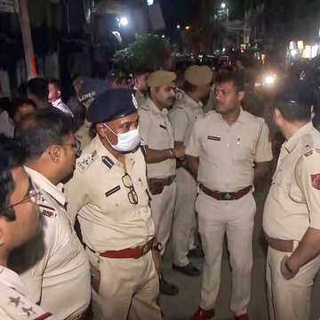 बरानगर में चुनावी हिंसा, TMC और BJP समर्थक आमने-सामने, पोस्टर फाड़ने पर हंगामा