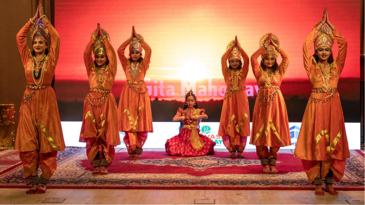 रियाद के भारतीय दूतावास में आयोजित हुआ ‘गीता महोत्सव – एक संगीतमय प्रस्तुति’