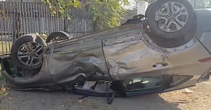 न्यू टाउन में डिवाइडर से टकराकर पलट गयी गाड़ी, 3 घायल