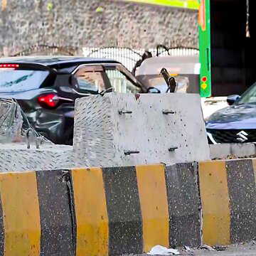 मुंबई: मेट्रो रेल लाइन की पैरापेट दीवार का स्लैब वाहनों पर गिरा; एक की मौत, तीन घायल