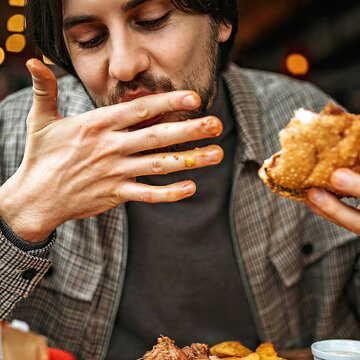 खाने का लालच पड़ता है भारी? गैस-अपच से बचने के 5 स्मार्ट टिप्स