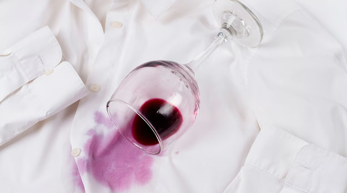 शौकिया सफेद शर्ट पर वाइन गिर गई? इसके दाग हटाने के आसान तरीके