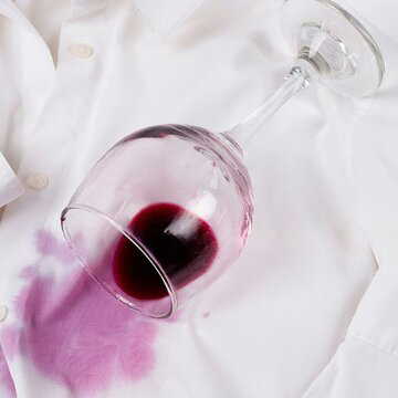 शौकिया सफेद शर्ट पर वाइन गिर गई? इसके दाग हटाने के आसान तरीके