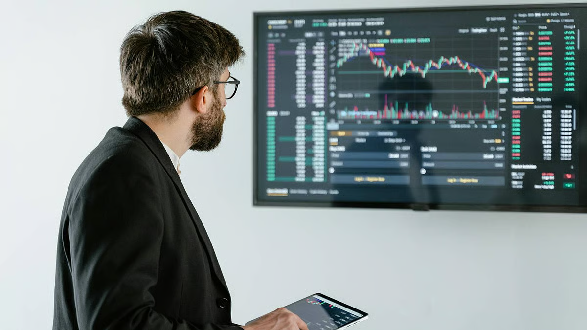 गिरावट के बीच आखिरी कारोबारी सत्र में इन पांच शेयरों पर नज़र रखने की सलाह दे रहे विशेषज्ञ