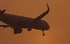 शंघाई में विमान हादसा: चाइना ईस्टर्न एयरलाइंस की फ्लाइट जेट ब्रिज से टकराई