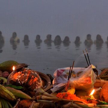 अस्ताचलगामी सूर्य को आज दिया जाएगा अर्घ्य, जानें ढलते सूर्य को अर्ध्य देने का महत्व