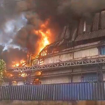 खड़दह में रंग बनाने के कारखाना में लगी भयावह आग, मौके पर पहुंची दमकल की 20 इंजन